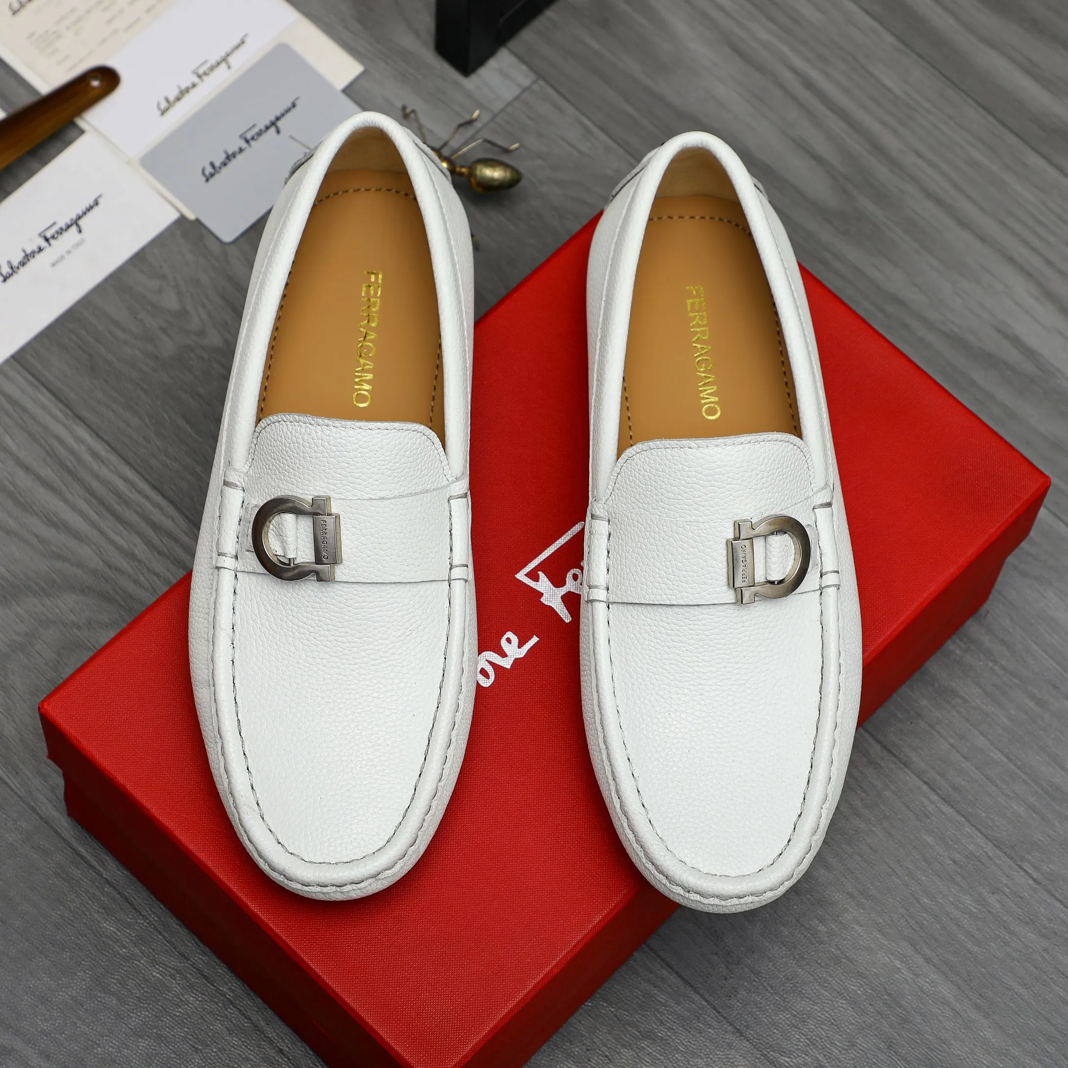 P420 Product trademark: Ferragamo [Ferragamo] Casual slip-on men's shoes Regular size: 38-44 Product material: Selected pebbled cowhide upper, sheepskin lining, original rubber outsole